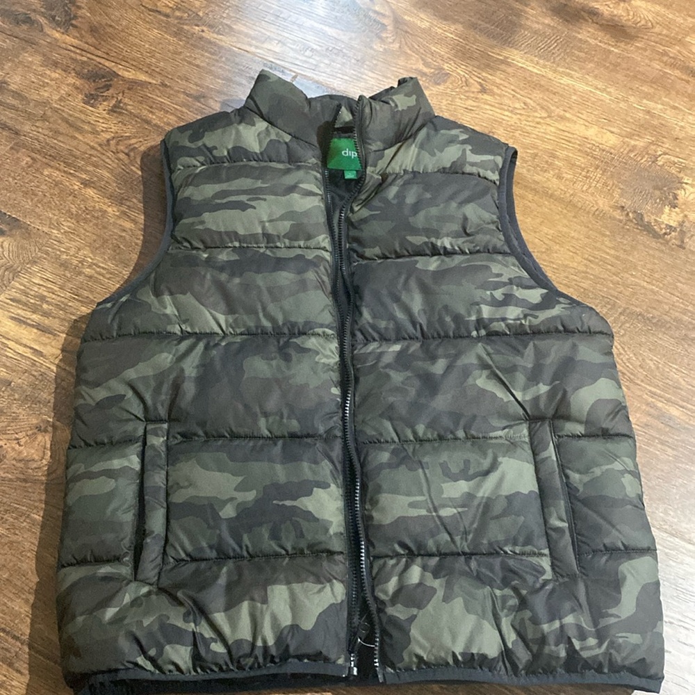 Large camo puffer vest size large made by Dip